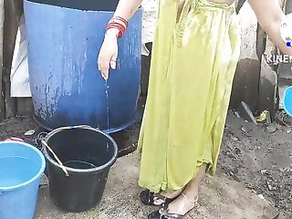 bhabhi anita yadav bathing scene